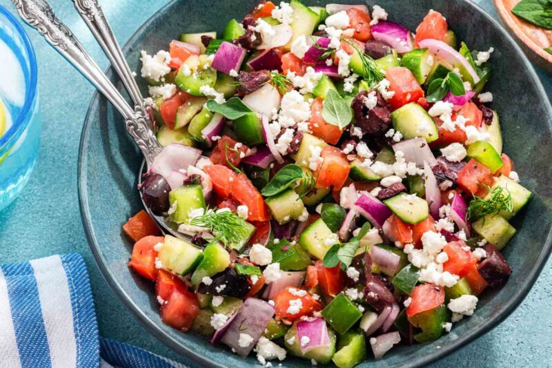 Греческий салат: солнечный вкус Средиземноморья на вашем столе.